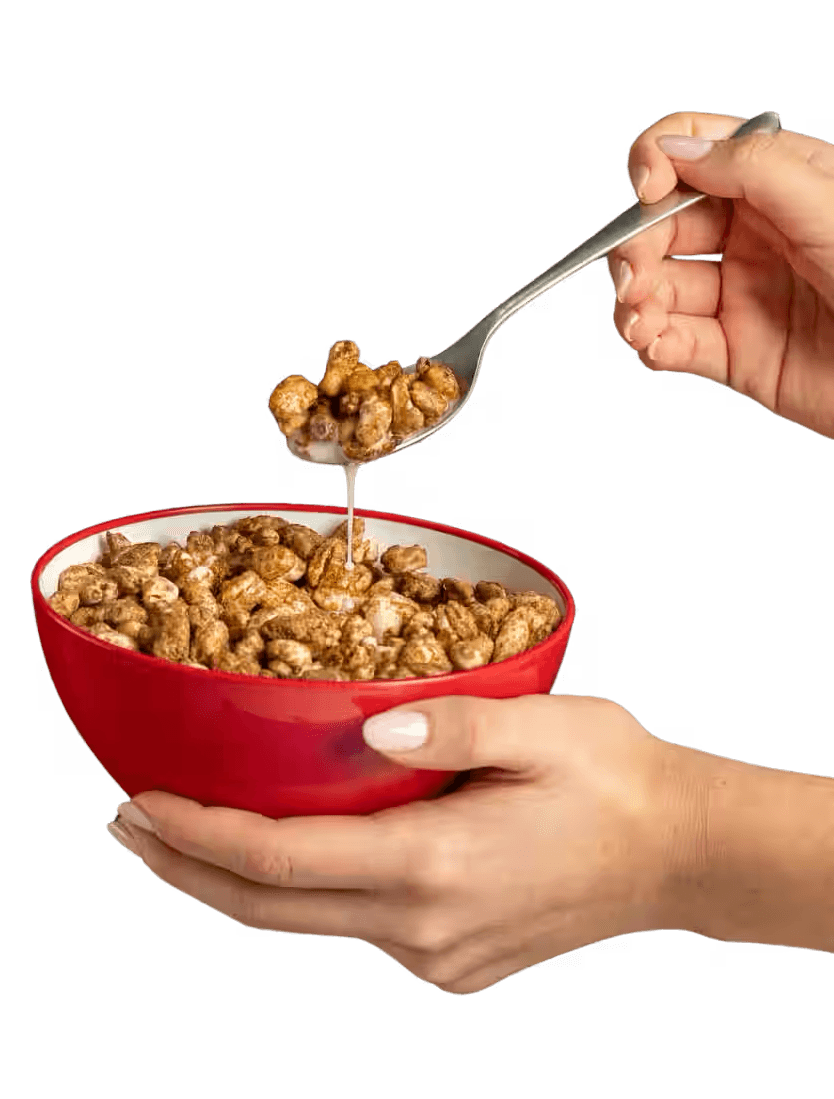 Mujer feliz comiendo cereal Chachitos